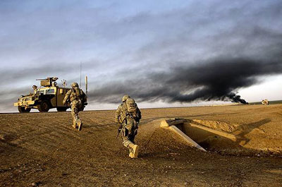 soldiers-running-to-convoy-Iraq
