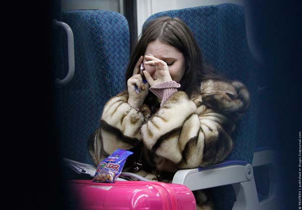 girl-mobile-phone-cry-train