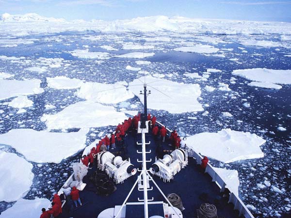 ship-going-through-ice